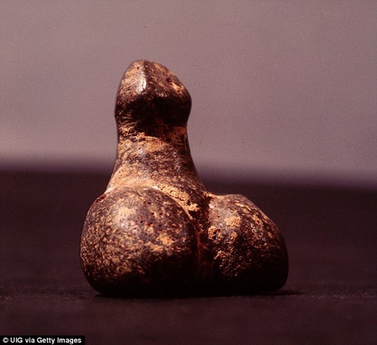 Trong các cuộc khai quật cũng như tìm kiếm, nhiều nhà khảo cổ đã tìm thấy những đồ vật trông có hình dáng giống cơ quan sinh dục của con người tại nơi sinh sống của người cổ đại.