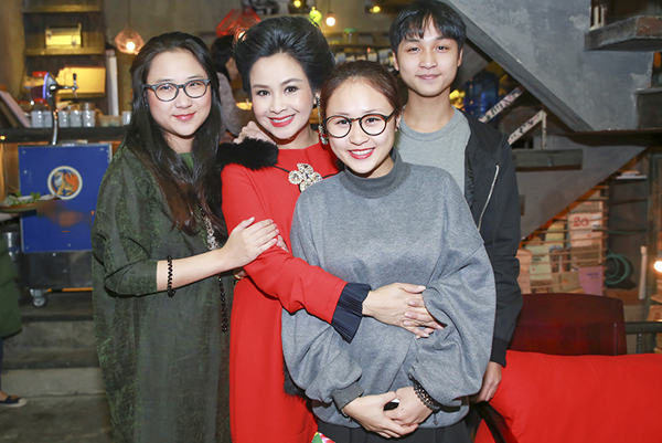 Diva Thanh Lam rạng rỡ và hạnh phúc trong vòng tay của 3 con.