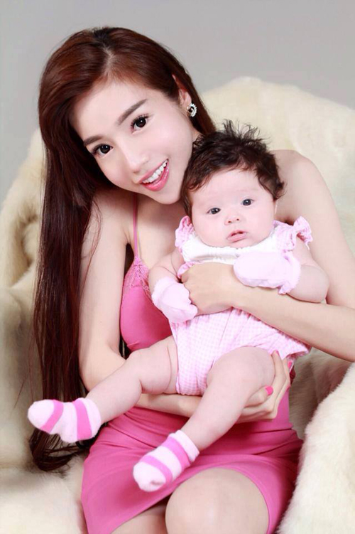 Đến khi con gái tròn hai tháng tuổi, hot girl Elly Trần mới chính thức công khai việc mình đã hạ sinh một thiên thần nhỏ cùng với bạn trai người châu Âu vào tháng 8.2014.