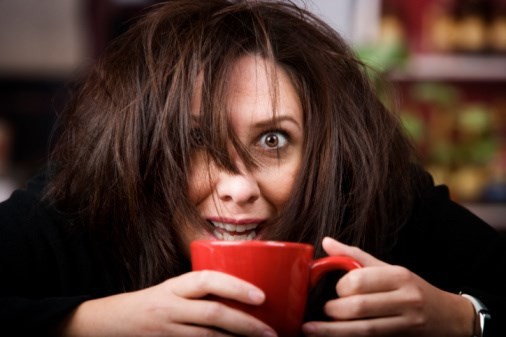 Cà phê nếu quá nhiều cà phê có thể khiến bạn đau đầu hơn. Nguyên nhân là do cà phê làm tăng tình trạng mất nước của cơ thể. Đặc biệt là ở một số người nhạy cảm với caffeine, nó có thể gây ra chứng đau nửa đầu.