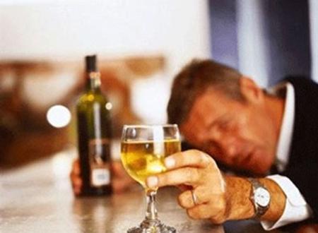 Ngoài ra, rượu làm suy giảm nồng độ serotonin trong não cũng có thể gây ra chứng đau nửa đầu.