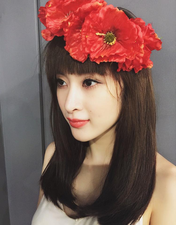 Angela Phương Trinh khiến fan thích thú với hình ảnh đội hoa trên đầu cùng dòng trạng thái lãng mạn: 'Rơi ở đâu không quan trọng, rơi trúng vào trái tim những người yêu thương mình thì đó mới là điều quan trọng nhất!'