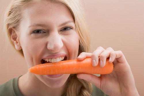 Cà rốt giúp cho răng bạn trở nên sáng bóng bằng cách kích thích tiết nước bọt giúp đánh tan vụn thức ăn thừa trên răng và tốt cho nướu của bạn.