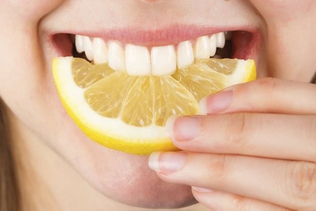 Quả cam là một giải pháp làm trắng răng tự nhiên, đơn giản, hiệu quả và không tốn nhiều tiền, nước cam giúp da đẹp và vỏ của quả cam giúp làm răng sạch và sáng.