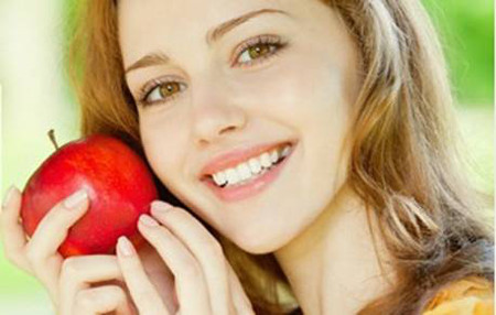 Axit trong trái táo giúp làm sạch mảng bám trên răng, ngăn ngừa vi khuẩn, khiến răng chắc khỏe và sáng bóng. Kiên trì thực hiện phương pháp này hàng ngày bạn sẽ thấy hàm răng của mình trắng sáng lên trông thấy.