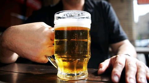 Người bị béo phì không nên uống bia tươi bởi nó sẽ kích thích cảm giác thèm ăn hơn.