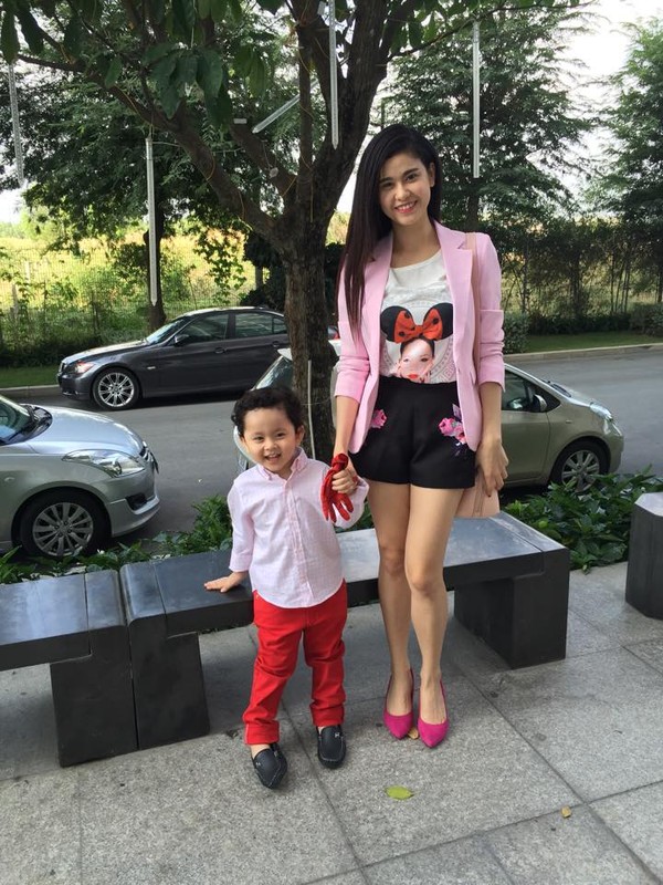 Con trai Trương Quỳnh Anh càng lớn càng đẹp trai giống bố Tim. Cậu bé thường xuyên được mẹ cho ăn mặc sành điệu.