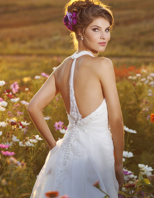 Với những mẫu váy cưới này, các nhà thiết kế tập trung vào phần lưng với những đường cut out khoe lưng trần gợi cảm cho cô dâu.