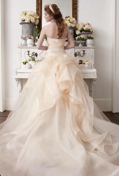 Bồng bềnh và quyến rũ trong mẫu váy cưới tuyệt đẹp này.
