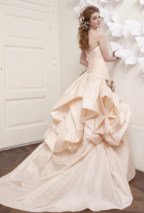 Một chiếc váy cưới hở lưng đã trở thành “xu hướng” mới chiếm được cảm tình của nhiều cô dâu hiện đại.