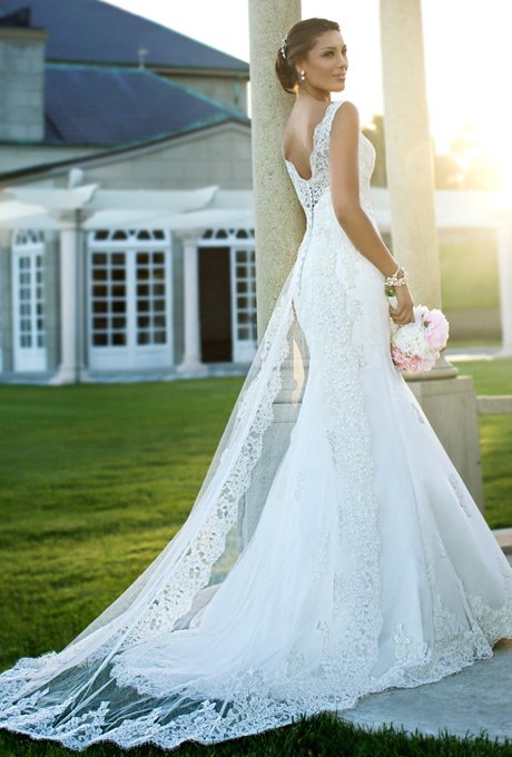 Những chiếc váy cưới có thiết kế phần lưng điệu đà bằng những đường thêu ren đang là xu hướng được nhiều cô dâu ưa chuộng.