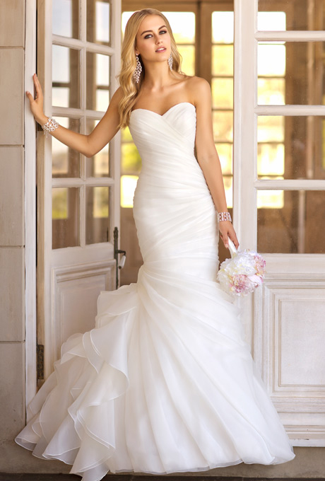 Những mẫu váy cưới vai trần cúp ngực là sự lựa chọn hàng đầu giúp các cô dâu khoe được nét đẹp trẻ trung, quyến rũ.