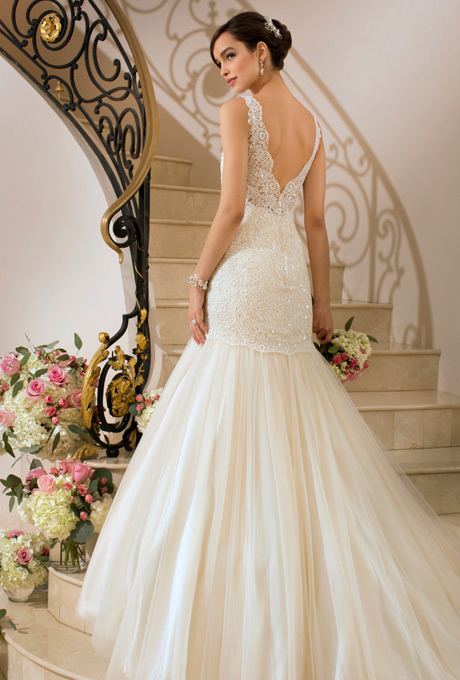 Kiểu váy cưới đơn giản nhưng không hề đơn điệu khi khéo léo khoe lưng cho cô dâu với phần ren và voan mỏng.