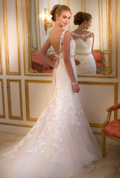 Váy cưới hở lưng điệu đà sẽ làm tăng thêm nét duyên dáng và yêu kiều của cô dâu trong ngày cưới.