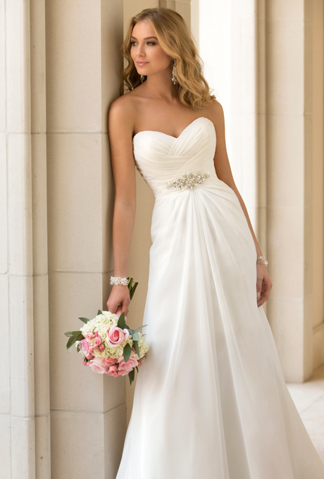 Váy cưới cúp ngực với phần lưng hở vừa phải là sự lựa chọn hoàn hảo cho cô dâu trong ngày cưới.