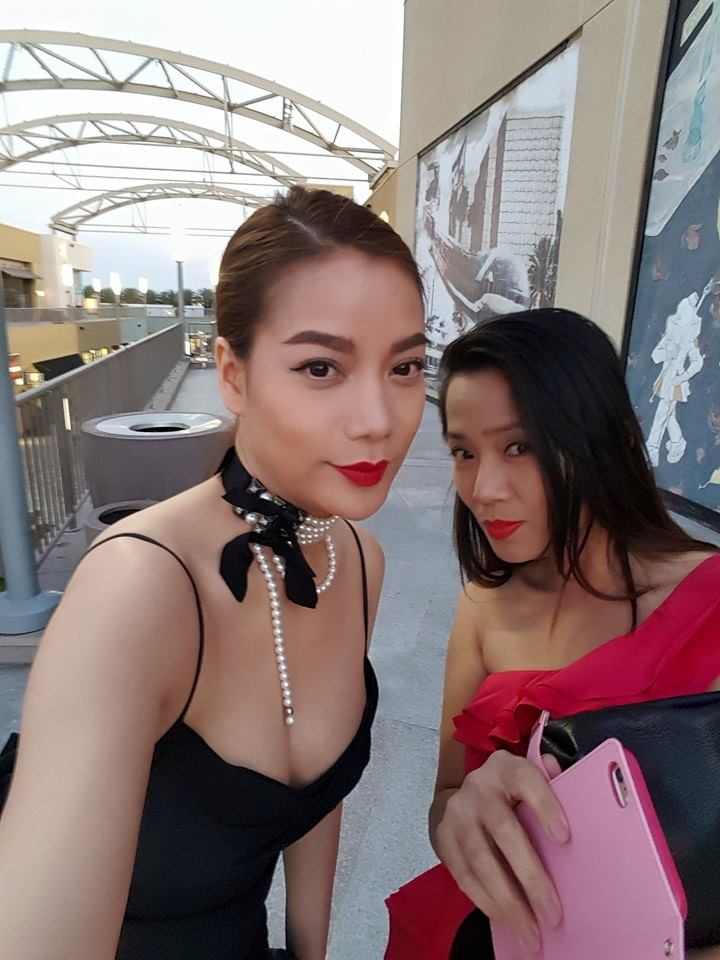 Trương Ngọc Ánh mới đây đã đăng tải trên trang cá nhân hình ảnh diện áo 'sexy' khoe vòng một hấp dẫn. Cô đang cùng Kim Lý và toàn bộ ê-kíp phim 'Hương Ga' có mặt tại Mỹ để tham dự 'Viet Film Fest 2015 - Đại hội điện ảnh quốc tế '.