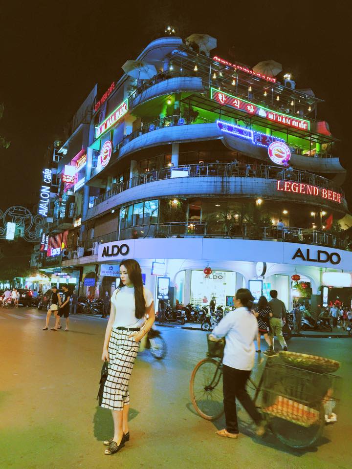 Hoa hậu Kỳ Duyên 'thả dáng' kiêu kỳ trên đường phố Hà Nội.