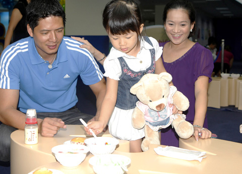 Bình Minh cùng vợ là Anh Thơ hướng dẫn con gái tham gia trò chơi vẽ hình.