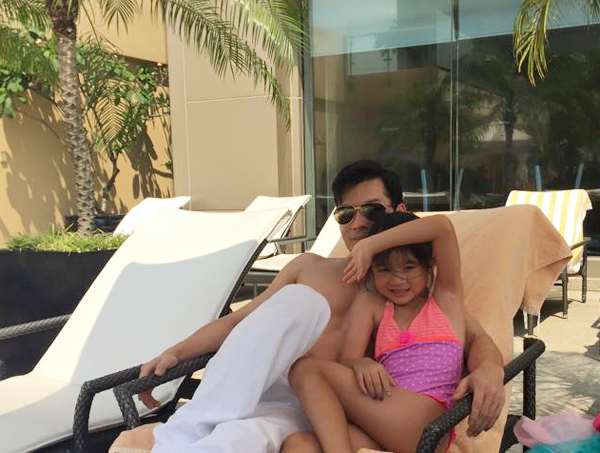 Con gái diễn viên Trần Bảo Sơn đáng yêu trong bộ đồ bơi xinh xắn khi đi chơi cuối tuần cùng bố.