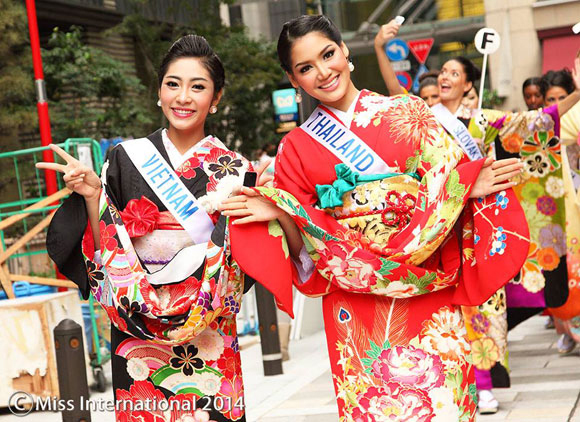 Đặng Thu Thảo diện kimono trong cuộc thi Hoa hậu Quốc tế 2014 diễn ra ở Nhật.