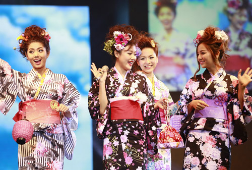 Văn Mai Hương nhí nhảnh diện kimono trên sân khấu.