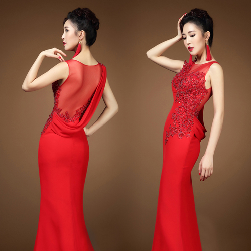 Váy cưới màu đỏ nổi bật với phần lưng được thiết kế bằng lớp vải voan mỏng khoe lưng trần gợi cảm.