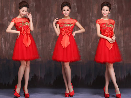 Chọn váy cưới đỏ, cô dâu nên kết hợp cùng hoa cầm tay màu sắc nhẹ nhàng, để tiết chế sắc màu, hài hòa với gam màu váy nổi bật.