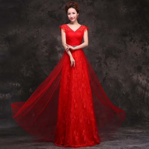 Áo dài cưới màu đỏ ấn tượng với tà sau xòe rộng giúp tạo điểm nhấn nổi bật cho cô dâu.