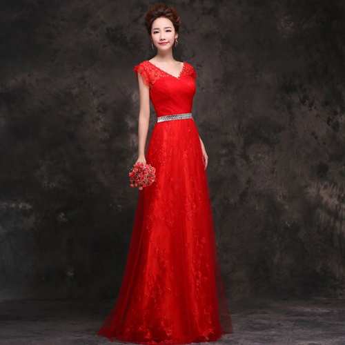 Bạn sẽ nổi bật khi chụp ảnh cưới diện áo cưới màu đỏ rực.