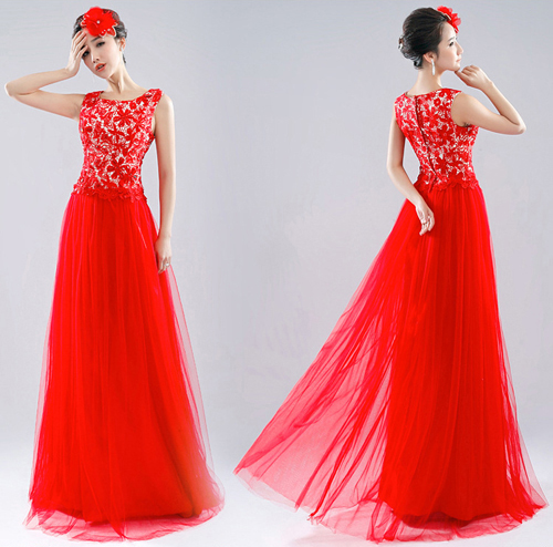 Váy cưới đỏ làm bằng vải voan mềm mại mang đến vẻ đẹp dịu dàng và trẻ trung cho cô dâu.