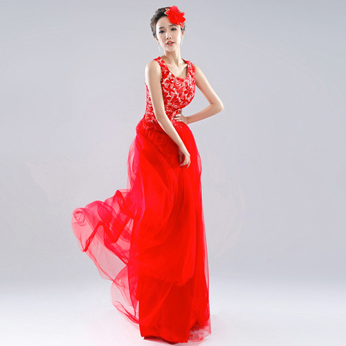 Váy cưới đỏ làm bằng vải voan mềm mại mang đến vẻ đẹp dịu dàng và trẻ trung cho cô dâu