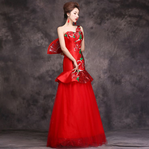 Màu đỏ giúp các cô dâu nổi bật hơn trong lễ cưới của mình.