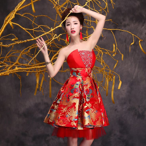 Một thiết kế váy cưới màu đỏ phần cúp ngực trái tim điệu đà và xếp ly mềm mại.