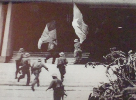 Các chiến sĩ quân giải phóng đang chạy vào Dinh Độc Lập cắm cờ Cách mạng.