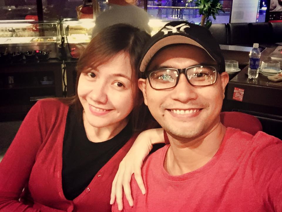Vợ chồng diễn viên Huỳnh Đông đã có một buổi tối lãng mạn bên nhau. Nam diễn viên tiết lộ: 'Em dắt bầu đi giải ngố ... Sau bao ngày đợi mong, nay em xong phim. Thương lắm'.