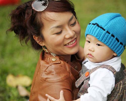 Thái Thùy Linh cũng gây dấu ấn mạnh mẽ khi quyết định làm mẹ đơn thân khi tuổi đời còn khá trẻ.