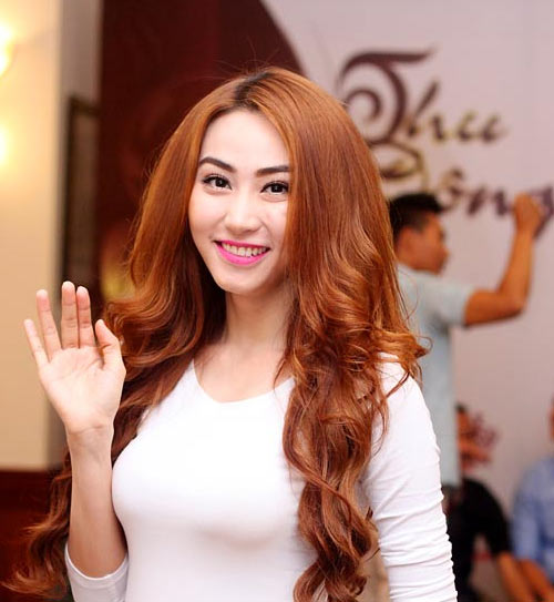 Ngân Khánh cũng tham gia vào trào lưu cằm nhọn V - line như nhiều người đẹp trong showbiz Việt.