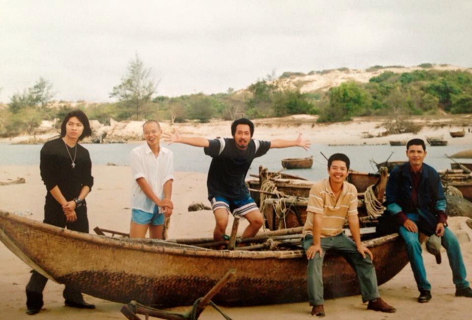 Đạo diễn Nguyễn Quang Dũng đăng tải bức hình kỷ niệm của đoàn làm phim 'Những cô gái chân dài' kèm dòng chú thích dí dỏm: 'Hình như 12 năm ai cũng già hơn, có mỗi mình trẻ ra'.