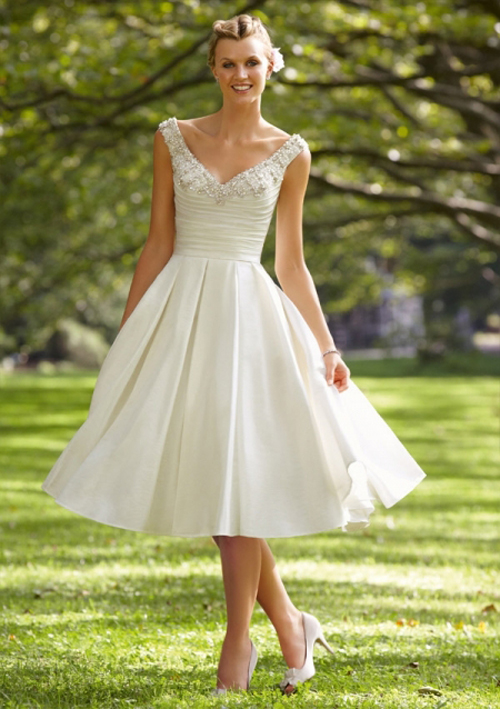 Những mẫu váy cưới trong mùa hè năm nay vừa hợp thời trang, lại nhẹ nhàng thoáng mát trong tiết trời hè giúp cô dâu lộng lẫy nhất trong ngày cưới.