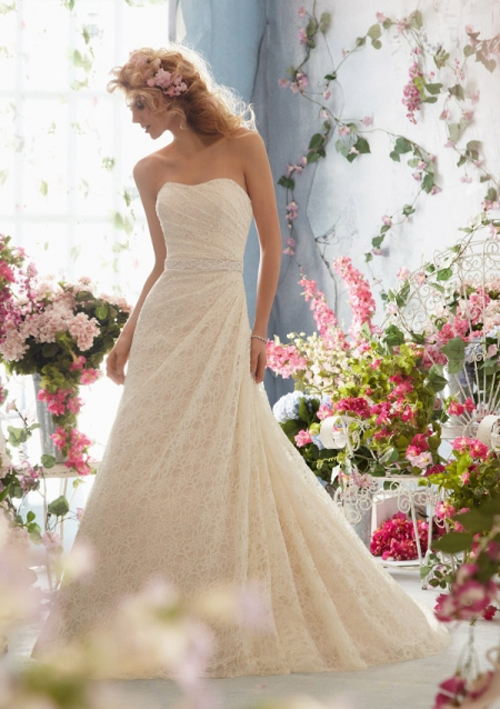 Với chất liệu ren trắng được thiết kế cách điệu và tinh tế, chiếc váy cưới này đem đến cho cô dâu một hình ảnh nhẹ nhàng, ngọt ngào.