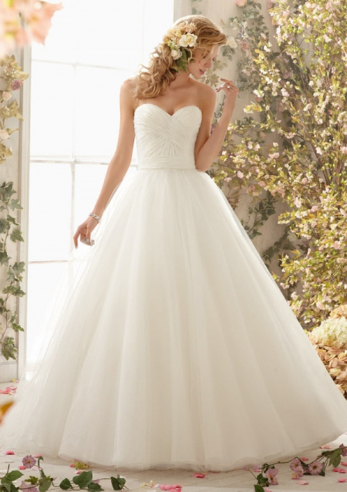 Váy xòe bồng bềnh vẫn là sự lựa chọn hoàn hảo cho cô dâu trong ngày cưới.