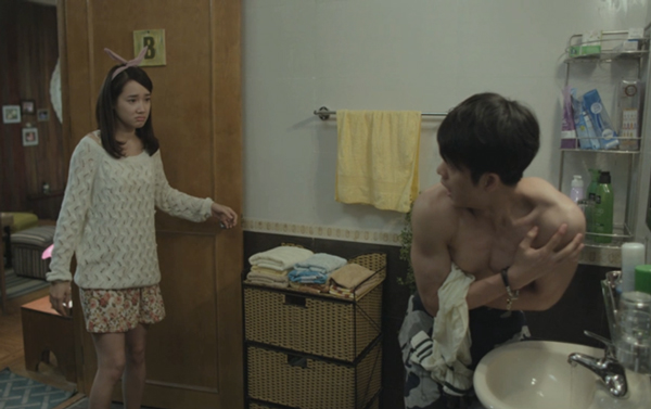 Linh bất ngờ vào nhầm phòng trong tắm của Junsu.
