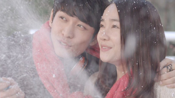 Junsu tạo tuyết theo đúng mong muốn của Linh trong chuyến du lịch của hai người.
