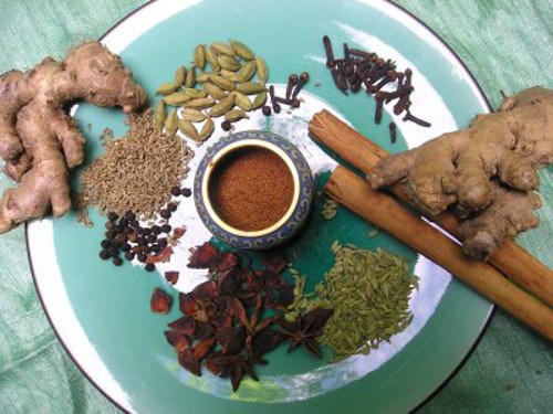 Trà Masala Chai được pha với hỗn hợp các gia vị thơm và thảo dược. Trà này có chứa đinh hương đỏ, ớt cayenne, cỏ thi, tỏi và nhiều thành phần khác. Tất cả các loại gia vị này tạo sự ấm áp, nhẹ nhàng và rất có lợi cho người bị tiểu đường.