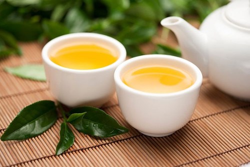 Trà xanh chứa hàm lượng chất chống oxy hóa cao nên trà xanh có tác dụng làm chậm tiến trình phát triển của bệnh tiểu đường. Uống trà xanh mỗi ngày đem lại hiệu quả trong việc hạ và cân bằng đường huyết.