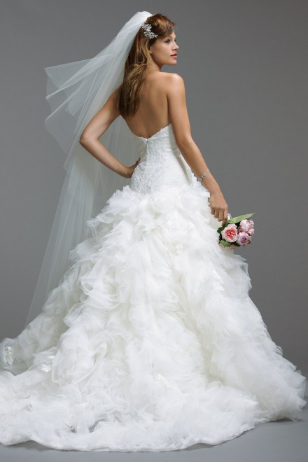 Quyến rũ và nổi bật trong ngày cưới với chiếc váy xòe bồng bềnh.