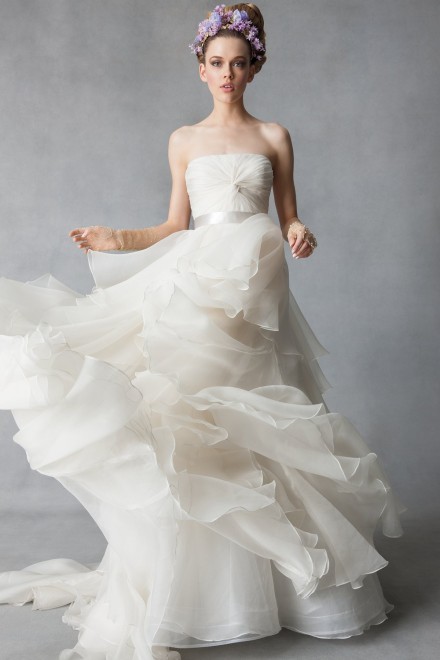 Quyến rũ với váy cưới vải voan xòe bồng bềnh. Chất liệu thoáng mát mềm mại mang lại cảm giác thoải mái cho cô dâu trong ngày cưới.