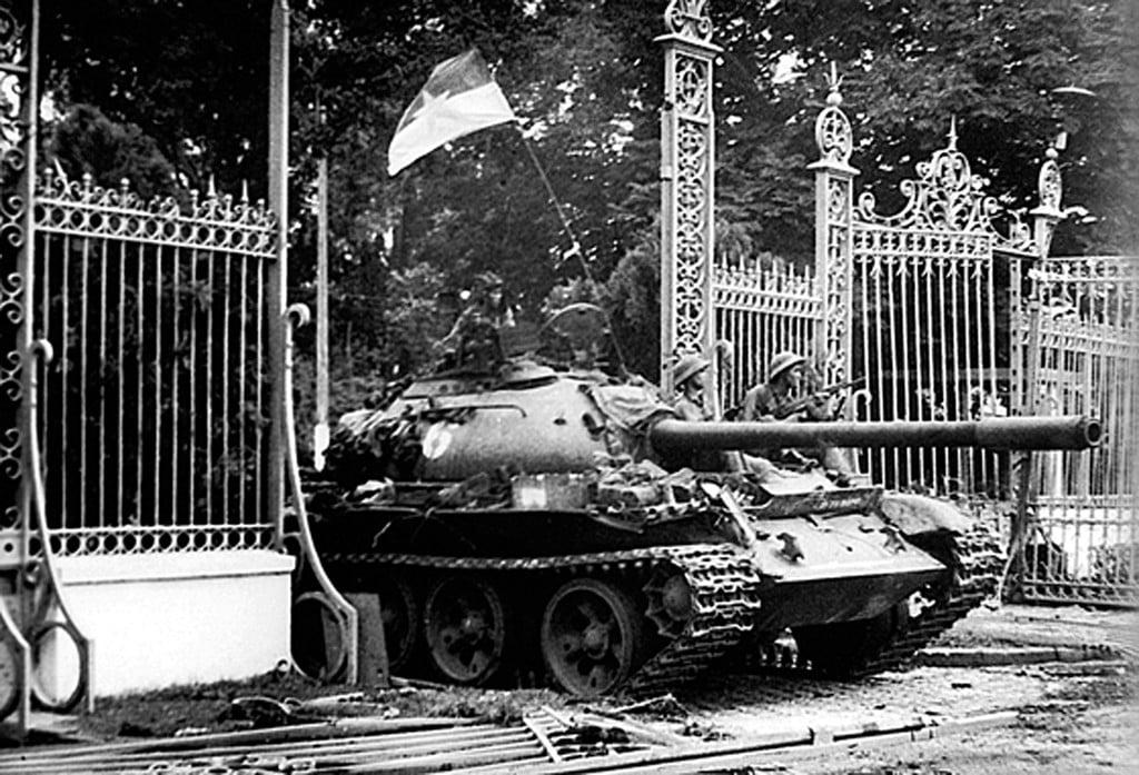 Sáng 30/4/1975, hai chiếc xe tăng T54B số hiệu 843 (do Đại đội trưởng Bùi Quang Thận chỉ huy) và T59 số hiệu 390 và lần lượt húc đổ cổng phụ và cổng chính (hướng chính diện), tiến vào cắm cờ giải phóng trên nóc Dinh Độc Lập.