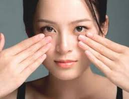 Bọng mắt có thể là dấu hiệu cho thấy thận đã bị hư hỏng. Các protein trong máu không được lọc kỹ do thận hư đã rò rỉ vào nước tiểu.