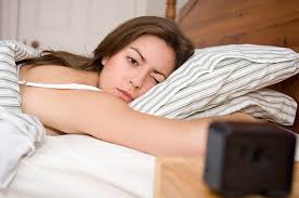 Khó ngủ - khi thận không lọc thải máu đúng cách, các độc tố sẽ ở trong máu chứ không được thải ra ngoài theo nước tiểu. Điều này có thể khiến bạn khó ngủ.